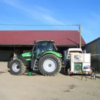 Tracteur dans une cour de ferme
