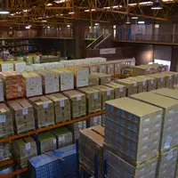 cartons alimentaires stockés dans un hangar