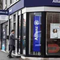 devanture d'une agence Allianz avec homme franchissant la porte