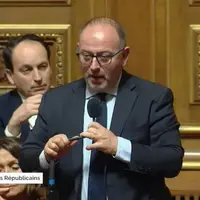 Le sénateur de Haute-Loire Laurent Duplomb devant le Sénat.