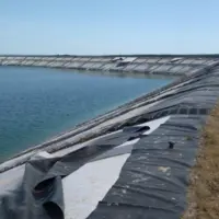 Lacérations visibles sur les bâches d'une méga-bassine.
