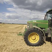 Tracteur dans un champ après récolte