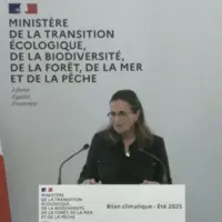 une femme derrière un pupitre devant un micro
