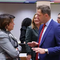 La ministre française de l’Agriculture Annie Genevard discute avec le commissaire européen à l'Agriculture Janusz Wojciechowski lors du conseil Agripê