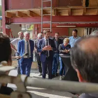 Fabrice Pannekoucke, président de la région Auvergne Rhône-Alpes, en visite au Gaec du Houx, élevage laitier de Savoie.