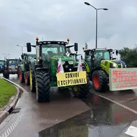 Convoi de tracteur avec un slogan placardé devant "Mercosur c'est de la malbouffe à coup sûr"