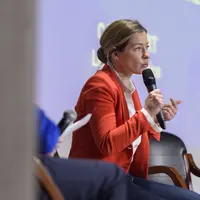 L'eurodéputée Céline Imart (droite) prend la parole dans une conférence