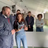 Loïg Chesnais-Girard avec la jeune agricultrice Elodie Guillotel.
