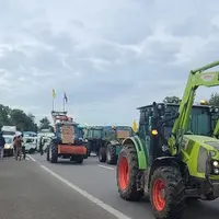 Cortège de tracteurs bloquant l’autoroute A20 en Haute Vienne.