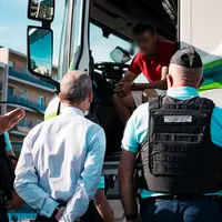Adrien Sperry, directeur de cabinet de la préfète de la Loire, encadré de deux gendarmes lors d'un contrôle dans la Loire d'une bétaillère.