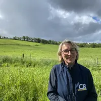 Véronique Le Floc’h devant une prairie en juin 2024 dans le Finistère.