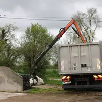 Ramassage d’un cadavre de vache dans un coin de ferme par le camion d’équarrissage