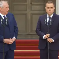 François Bayrou et Sébastien Lecornu devant le perron de Matignon lors de la cérémonie de passation de pouvoir