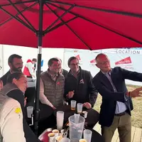 L’ancien premier Ministre et actuel maire du Havre Edouard Philippe prenant un selfie avec les représentant des Jeunes agriculteurs et notamment avec