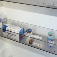 Vaccins pour utilisation en élevage dans la porte d'un réfrigérateur.