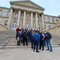 L'éleveur polyculture Olivier Berthe soutenu par une trentaine d'agriculteurs le 14 octobre devant le Palais de justice d'Amiens.
