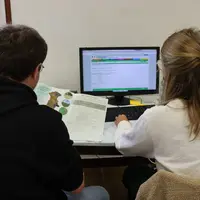 Agriculteur faisant une déclaration de MAEC sur son ordinateur dans le cadre de la PAC.