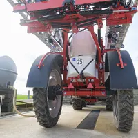 tracteur équipé d'un pulvérisateur