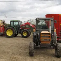 Parc de machines agricoles en élevage laitier en Maine-et-Loire