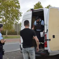Gendarmes contrôlant une camionnette blanche