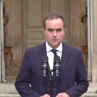 Sébastien Lecornu devant la perron de Matignon.