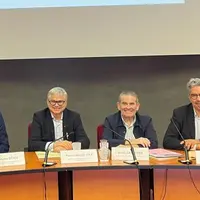 Différentes personnes assises autour d'une table à l'Inrae.