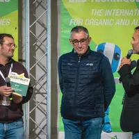 Au salon Tech&Bio 2025, Adrien Pelletier reçoit le prix de l'innovation agroécologique.