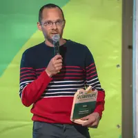 Au salon Tech&Bio 2025, Vincent Guth reçoit le prix de l’innovation technologique.