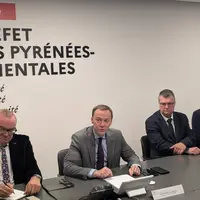 Quatre personnes dont le préfet des Pyrénées orientales à une tribune
