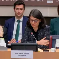 De droite à gauche : Hélène Laporte, députée RN, et Aurélie Trouvé, députée LFI, corapporteurs autour de la pétition contre la loi Duplomb.