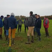Plusieurs personnes réunies dans un champ