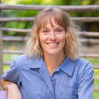 Marine Colli, cofondatrice de l’association Les Voix agricoles, assise sur une chaise en extérieur