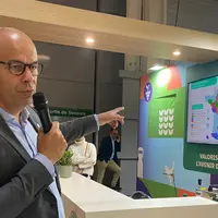 Arnaud Rousseau, président de la FNSEA, montre une carte au salon des maires