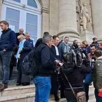 Olivier Berthe, entouré d’agriculteurs et de journalistes, sur les marches du Palais de justice d’Amiens.