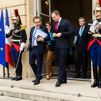 Sébastien Lecornu, sur le perron de Matignon, avec la ministre de l’agriculture Annie Genevard et le commissaire européen à l’Agriculture Christophe H