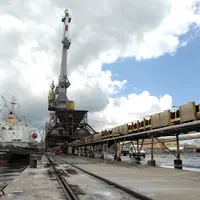 Bateau maritime d'importation de matières première agricole dans le port de Saint-Nazaire.