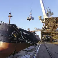 Bateau maritime dans le port de Saint Nazaire contenant des importations de soja du Brésil.