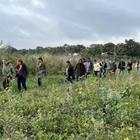 Personnes marchant dans des infrastructures de biodiversité sur la ferme pilote d'Agoterra.