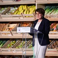 Annie Genevard, le 8 décembre, en plein discours devant des cagettes de fruits et légumes à Rungis.