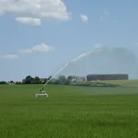 Irrigation avec un canon d’orge à la mi-mai au printemps dans le sud de l’Essonne.