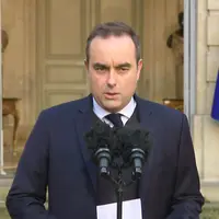 Sébastien Lecornu devant le perron de Matignon.
