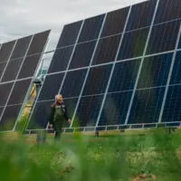 ombrières photovoltaïques dans un champ avec un  homme au premier plan