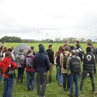 Un groupe de personnes discute dans un champ