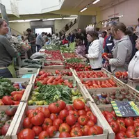 Vente directe de fruits légumes sur un marché de la Manche.