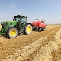 Machines agricoles réalisant des travaux de moisson dans un champ.