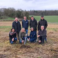 Les intervenants pose dans un champ lors de la journée de lancement de la coalition Covalo Ouest portée par la coopérative Terrena.