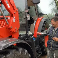 Agriculteur remplissant le réservoir de son tracteur de GNR.
