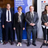 groupe de personnes posant pour la photo
