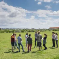 élèves dans un pré avec leur formateur