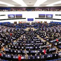 L'hémicycle du Parlement européen vu de haut avec ses eurodéputés lors d'une plénière en décembre 2025.
